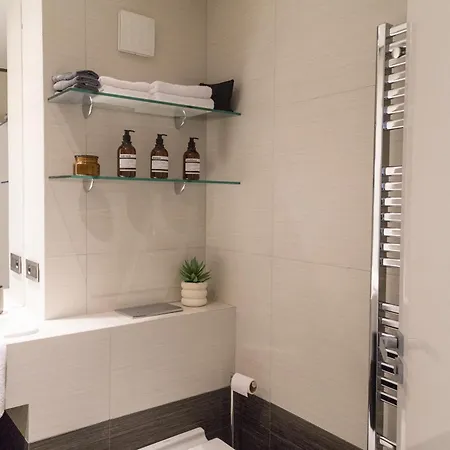 Centre Jakubovo, 5min Walk To Nivy Station, 12min Drive From Airport דירה
