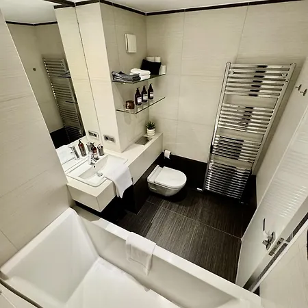 Apartment Centre Jakubovo, 5min Walk To Nivy Station, 12min Drive From Airport *